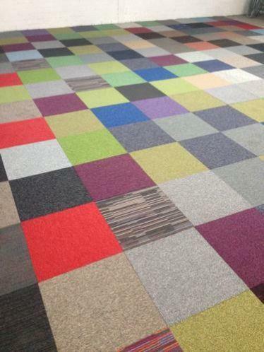 C-keus tapijttegels alle kleuren door elkaar met fouten, Huis en Inrichting, Stoffering | Vloerbedekking, Nieuw, Tapijttegels