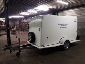 Te huur, exclusieve, gesloten en geremde motortrailer 