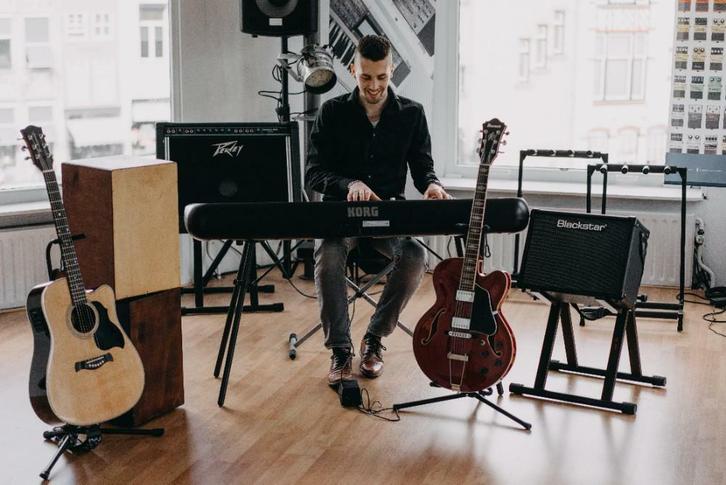 “Vanaf de inkoop van het hout tot de laatste laklaag.” McMouthaan Music