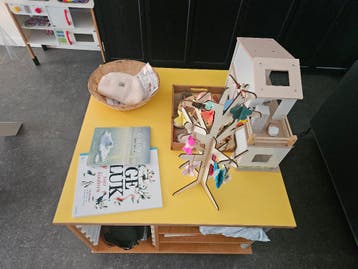 Gratis af te halen!! ( alleen de kast, zonder inhoud)