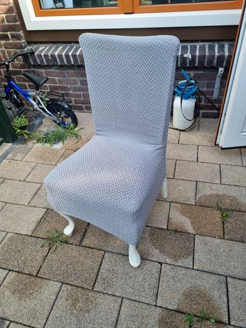 4 stoelen, zeer stevig, mogen met of zonder hoezen weg