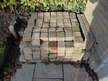 Cobbelstones, bandjes en betonklinkers