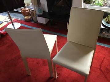 Twee witlederen stoel