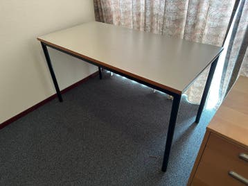 Tafel / bureau in perfecte staat GRATIS op te halen