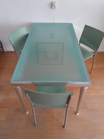 Eettafel met stoelen gratis af te halen
