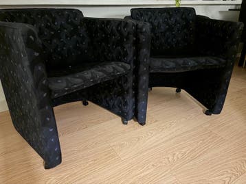 Twee comfortabele fauteuils met patroon