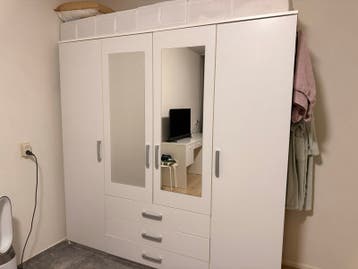 Witte kledingkast met spiegel en lades