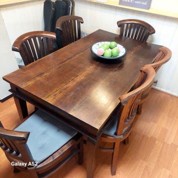 Massieve eetkamertafel met 6 stoelen en kussens