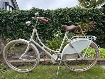 Mooie witte Cortina omafiets 57 frame