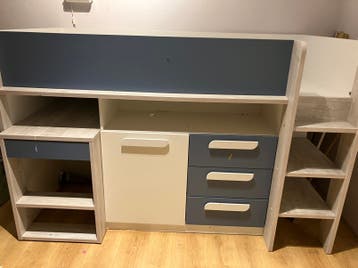 Halfhoogslaper met bureau en kastruimte