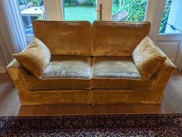 Gratis: Sfeervolle goudkleurige tweezitsbank (velours)