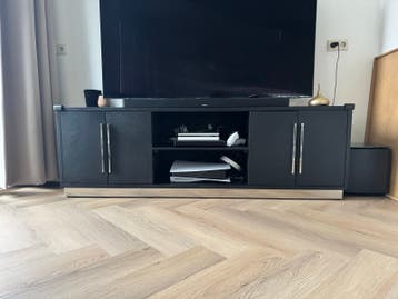 Zwart TV-meubel met opbergruimte en lichte gebruikssporen