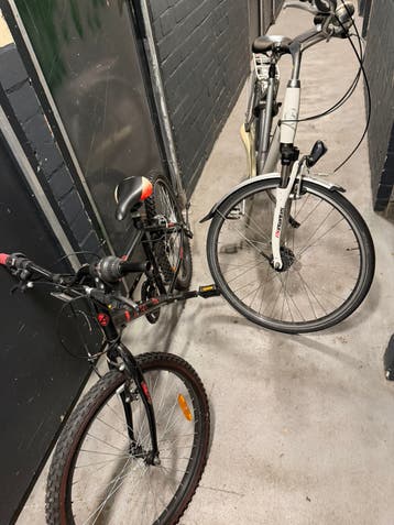 Drie fietsen in goede staat, één elektrische fiets in nieuws