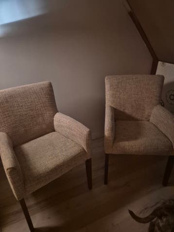 Gratis op te halen 2 vintage stoelen.