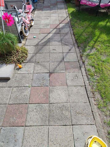 Gebruikte terrastegels - grijs en rood