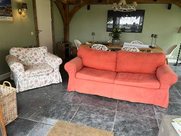 Comfortabele slaapbank en fauteuil met bloemenprint