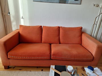 Gebruikt bankje in vrolijk terra-cotta