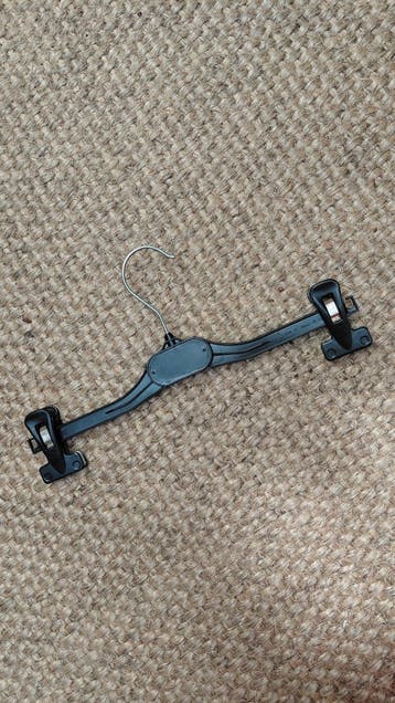 zwarte plastic knijphangers