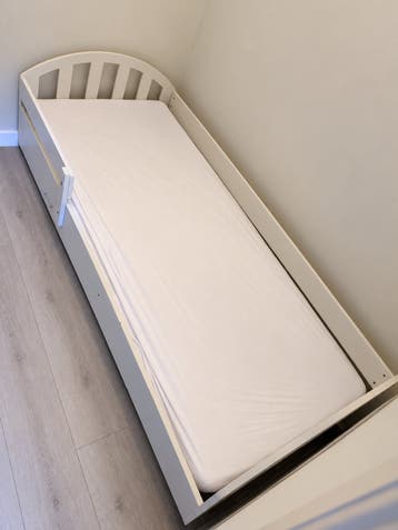 Kinderbed 90x200 met matras en opberglade GRATIS