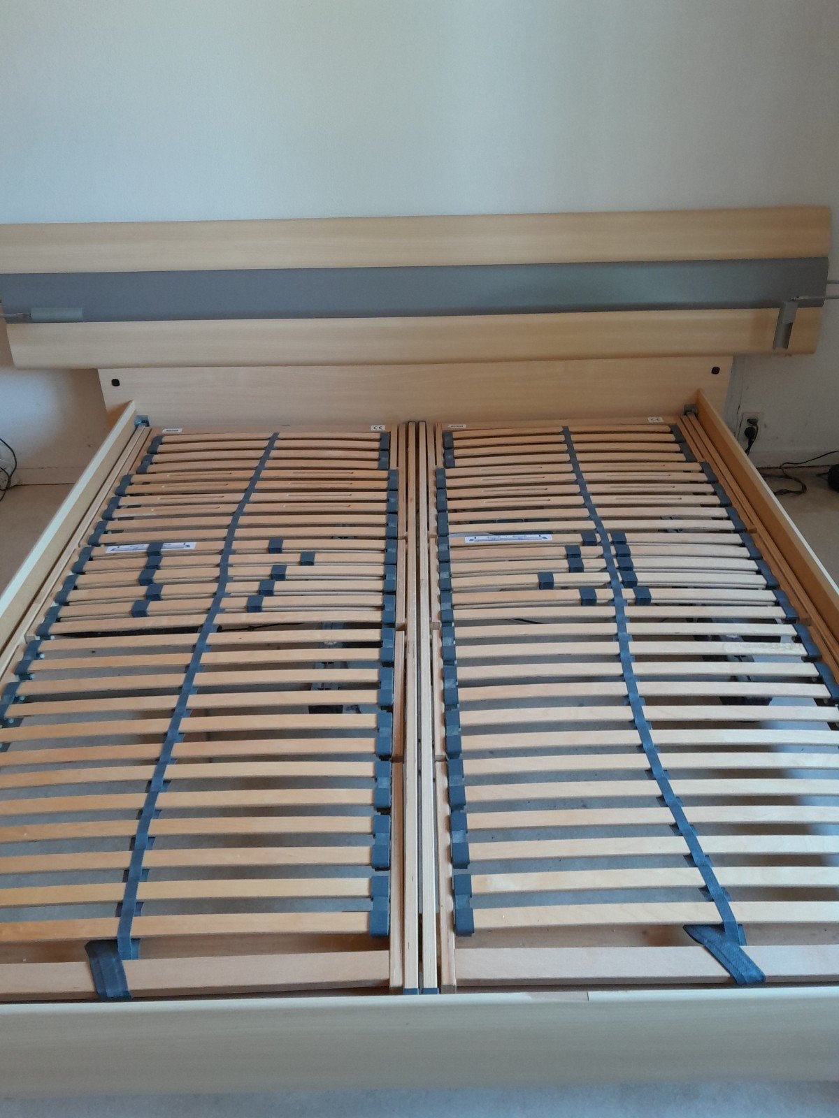 Tweepersoonsbed met lattenbodems en hoofdbord