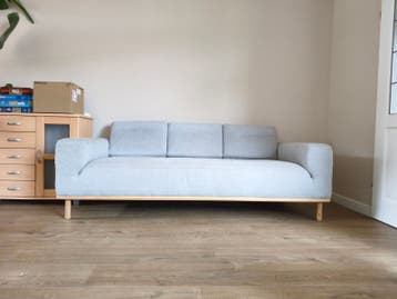 Moderne 3-zitsbank met houten onderstel