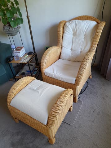 Comfortabele rieten stoel met hocker