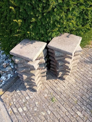 Gratis af te halen 30 grijze stoeptegels 30x30 cm