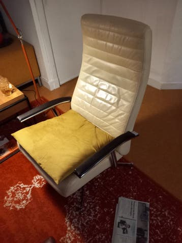 Comfortabele beige bureaustoel met kussen