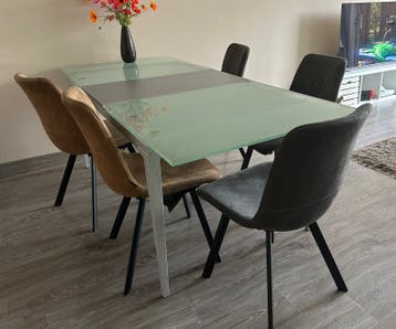 Eettafel en stoelen