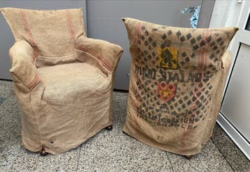 2 Stoelen met hoezen van antieke kolenzakken (gratis)