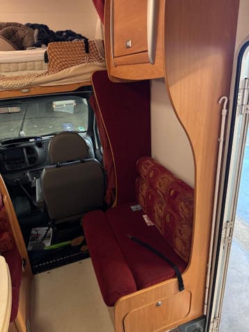 Compacte en comfortabele alkoof camper