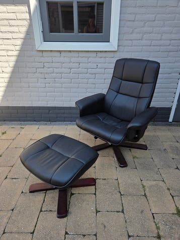Zwarte relaxfauteuil met voetenbank