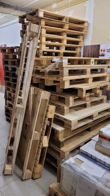 Euro pallets en diverse houten materialen