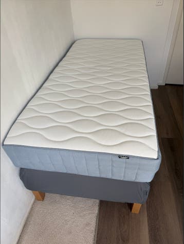 1 person bed matras and base 90x200 bought 4months ago