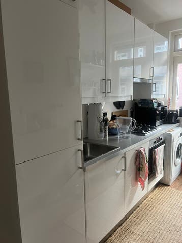 Moderne witte keuken met inbouwapparatuur