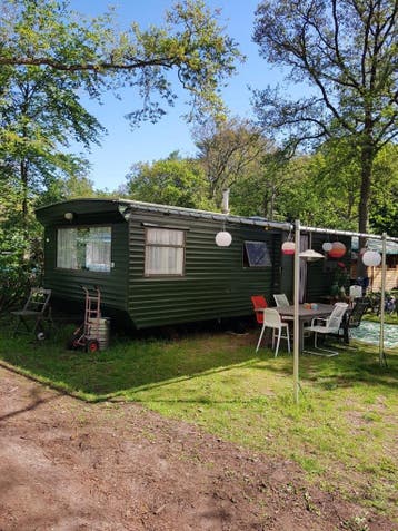 Ruime Willerby stacaravan met 3 slpkmrs en complete inboedel