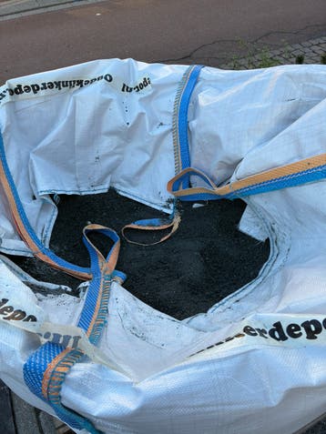 Gemalen steenslag( invoegsplit) voor bestrating , grijs
