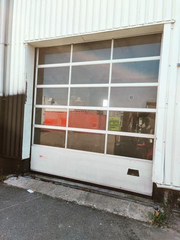 Elektrisch bediende overhead garagedeur