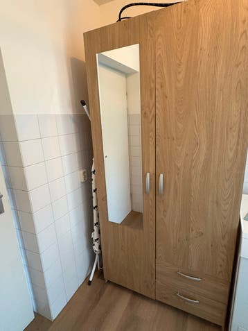 Gratis kledingkast met spiegel en lades