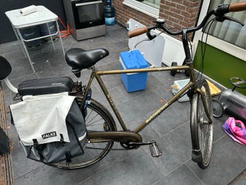 Batavus fiets met fietstassen en kinderzitje