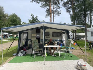 Hobby caravan met voortent