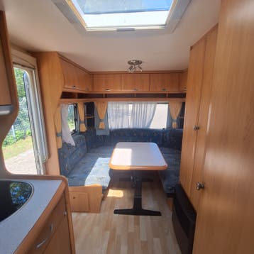 Hobby Excellent 495, Voortent+luifel, Enkele bedden, Keuring