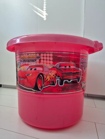 Grote rode ronde ton met Cars opdruk