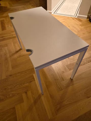 Modern wit bureau met kabelgoten