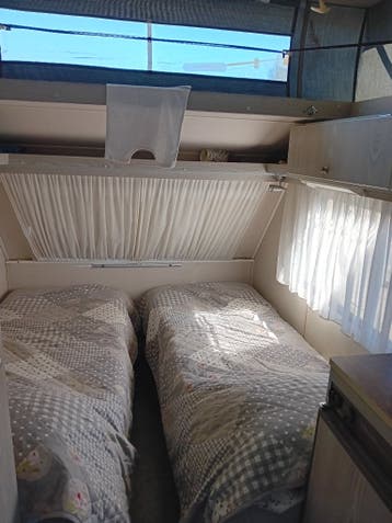 Compacte hefdak caravan met voortent