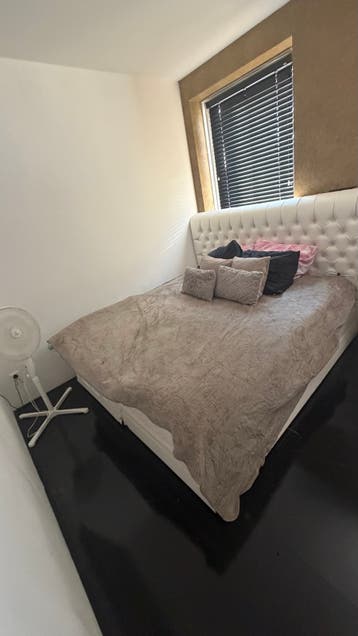 Tweepersoonsbed 200x200 cm - Wit gestoffeerd