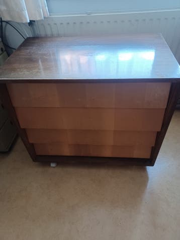 prachtige houten ladekast met wielen.