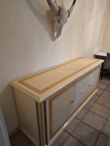 Crèmekleurig dressoir met gouden accenten