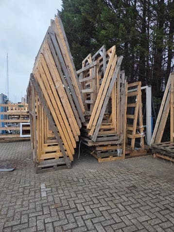 Diverse houten constructies en pallets