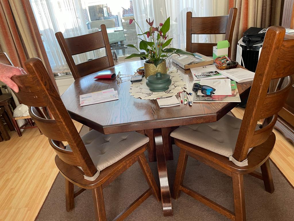 Complete eikenhouten eetkamer en woonkamermeubelen